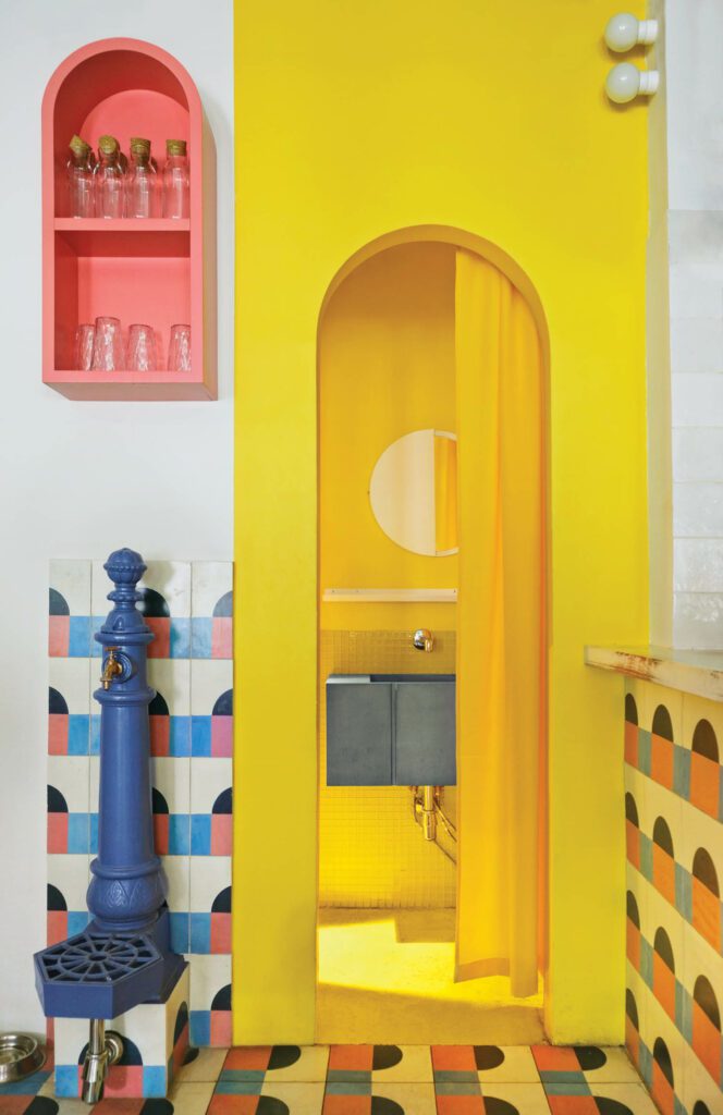 拱门并显示机架回响瓷砖圆顶