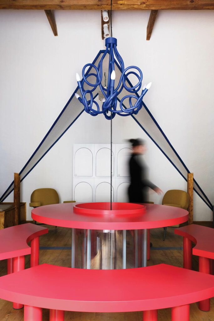 管道机与艺人Sergei Prokifiev协作,从楼上休息室开始,继续穿透定制表和橡树底层二楼的洞口