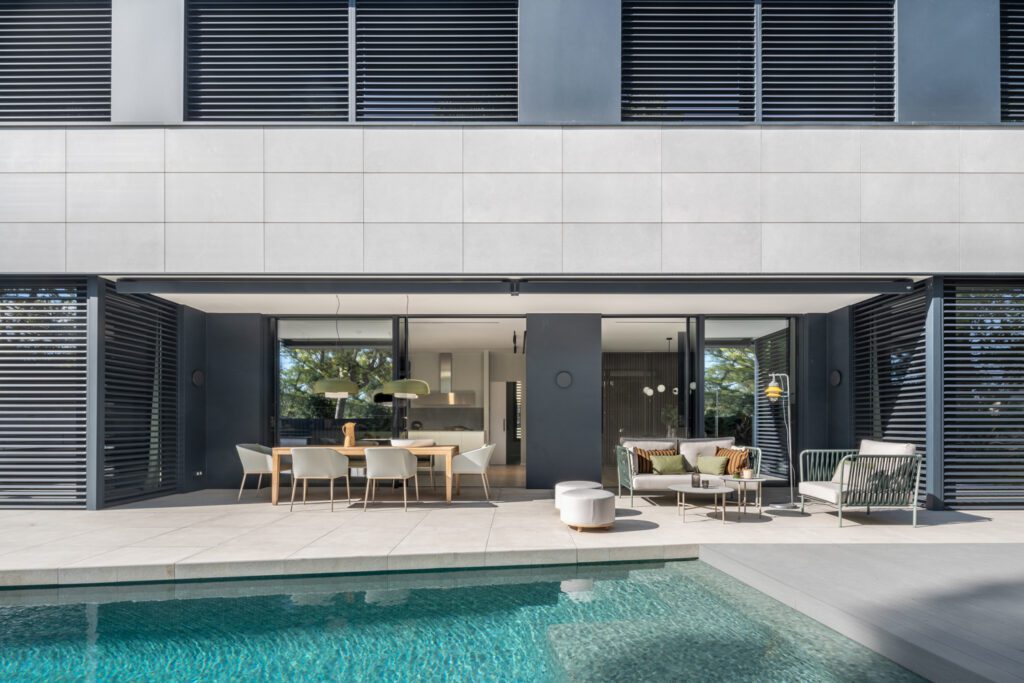 外观视图户外表Ethimo轮椅 臂椅 软盘和表Exermim宝拉连提灯点对点马尔塞特楼下灯费姆利文条纹衬垫