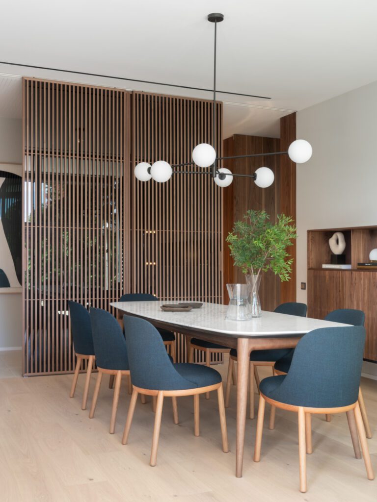 由木玻璃搭建的透明墙将入口大厅与客厅和餐厅隔开,夜幕下造光影游戏