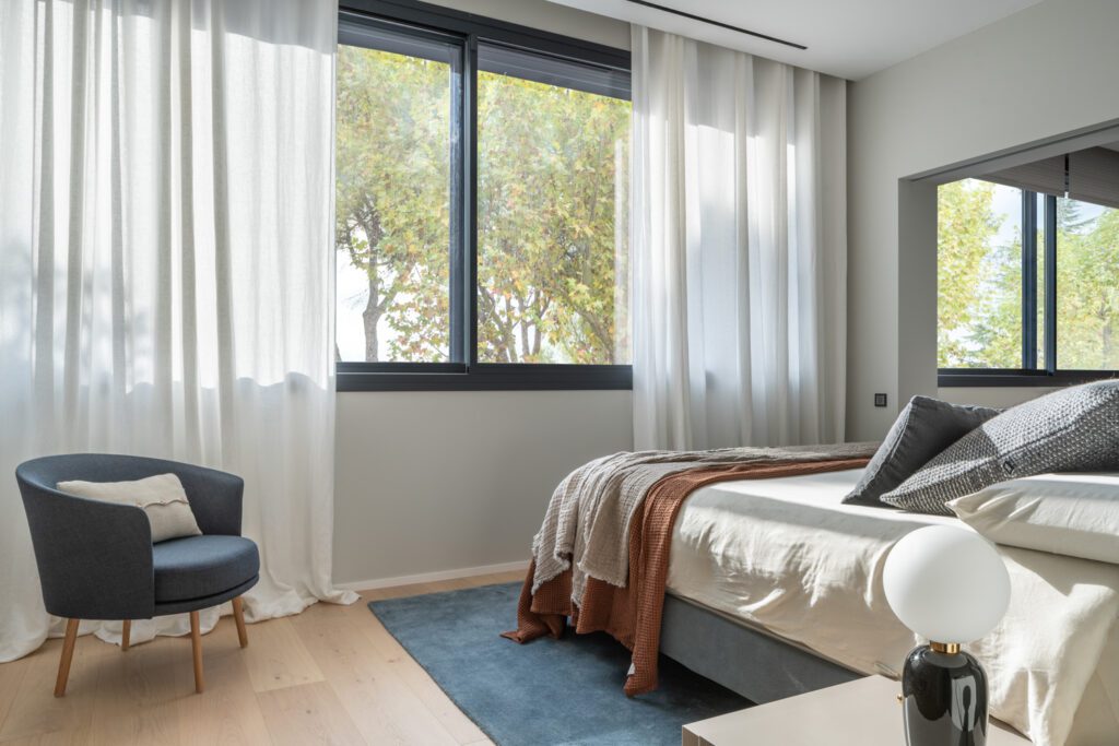 Walnut木头用在主楼和卧室内石色嵌入门上