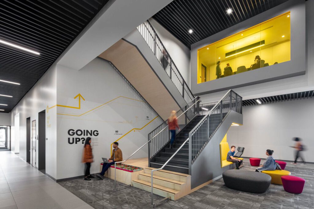 底层安全环绕楼梯图片由MagdaBiernat提供