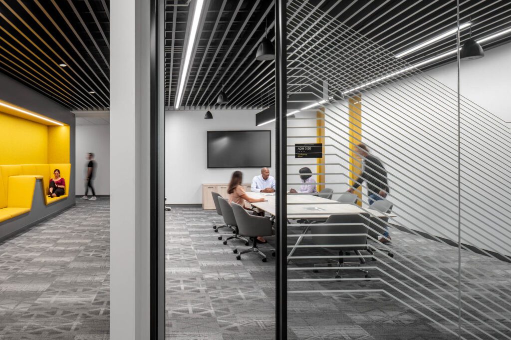 会议室内包括一个休息区供增加座位选择图片由MagdaBiernat提供