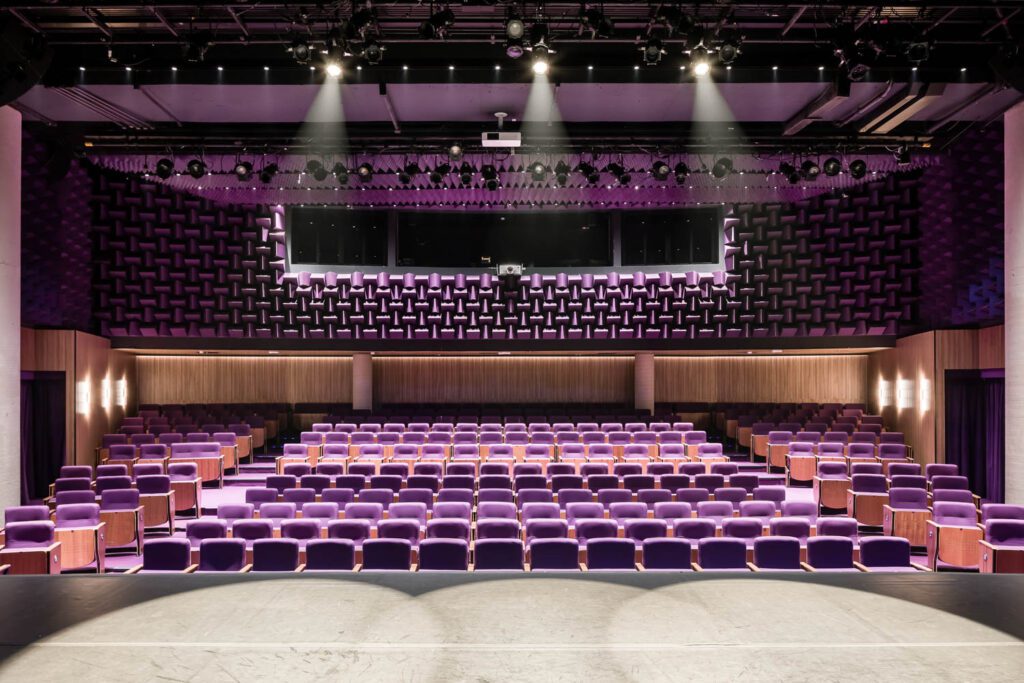 272座剧院位于圣保罗公司楼内