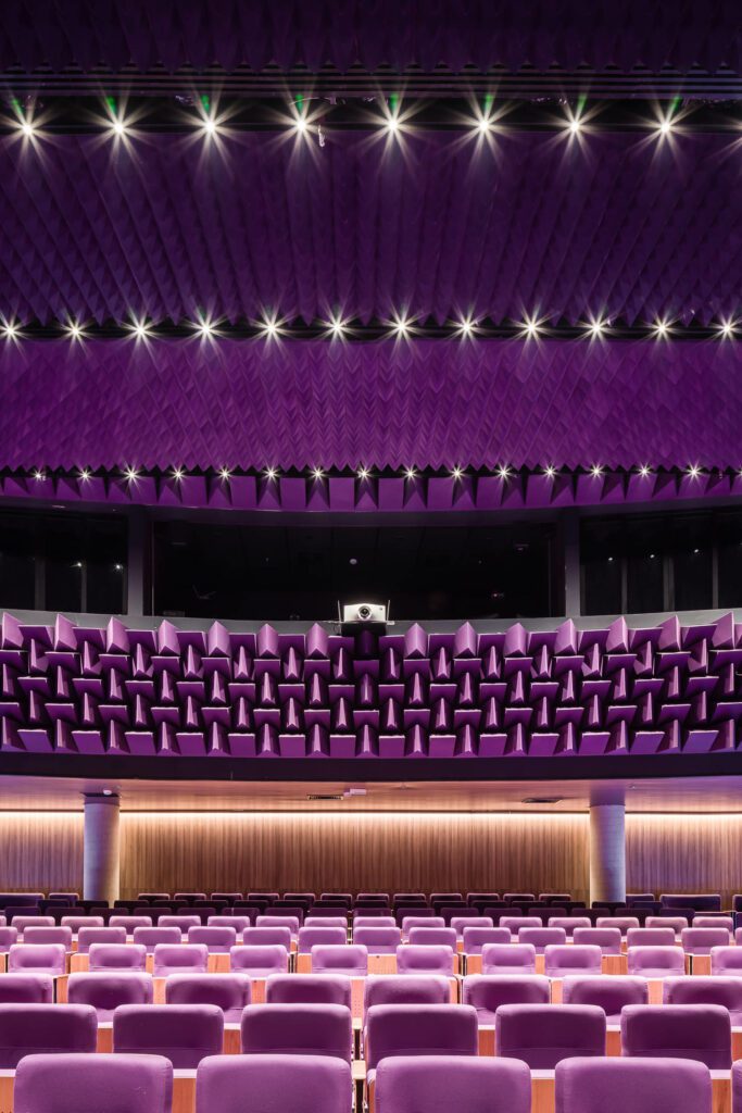 点灯设计由CarlosFortes Luz+设计