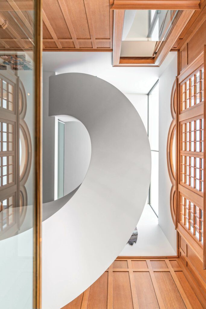 楼梯外表造出流水视觉 反射最小化雕塑