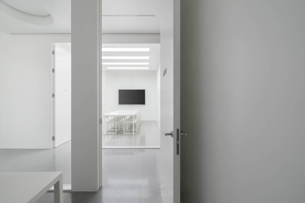 咨询室白对白调色板和几何装饰回荡美术馆