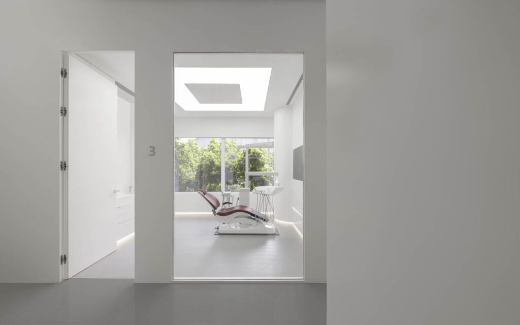 幕墙将外部绿化透视带入咨询操作室