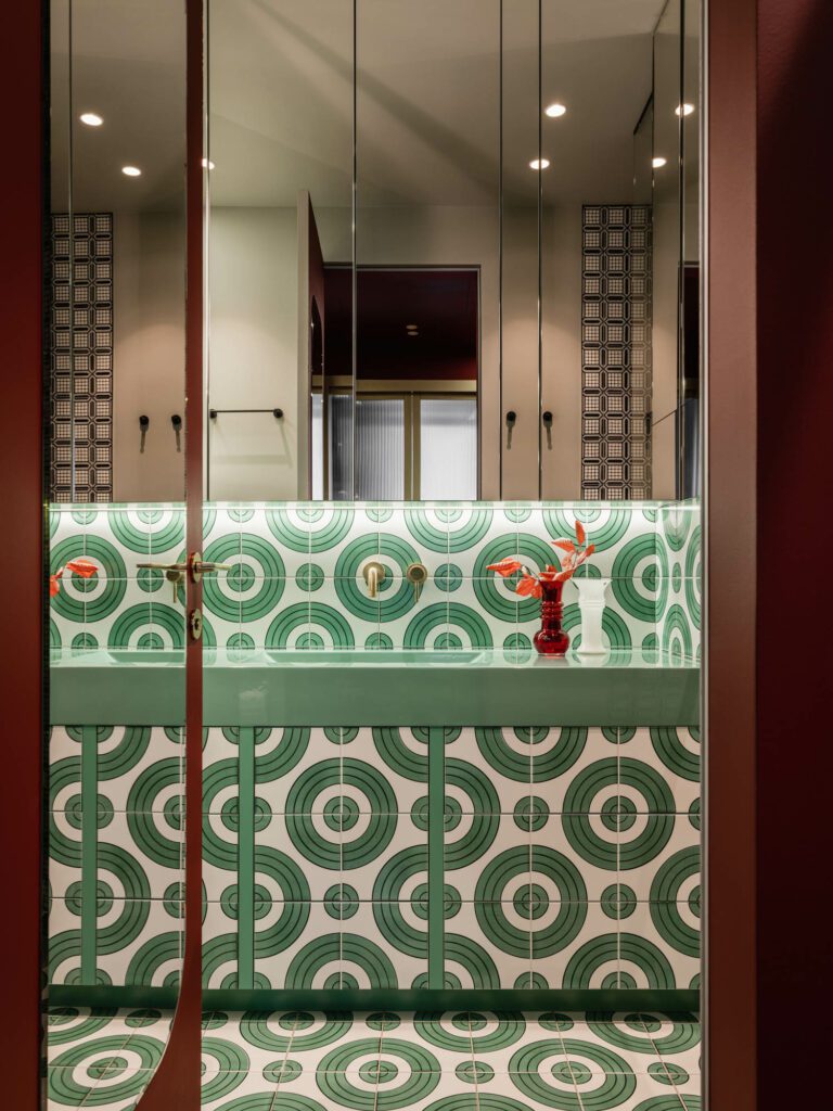 Giovanni De Maio自定义瓦片向卫生间提供图形触摸,Opera Sanitari和Giulini混音器水槽