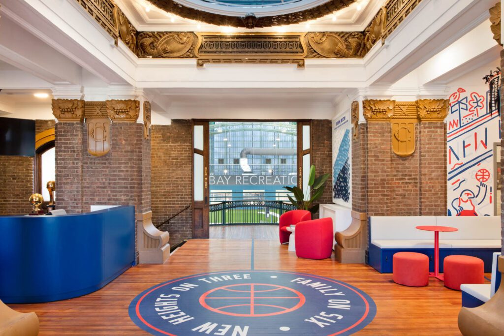 后台FabricantBrands二楼阳台为楼下体育赛事提供奖品视图