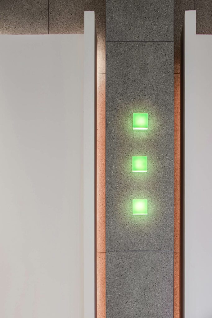 绿色立方体照亮看病牙医占用的咨询室