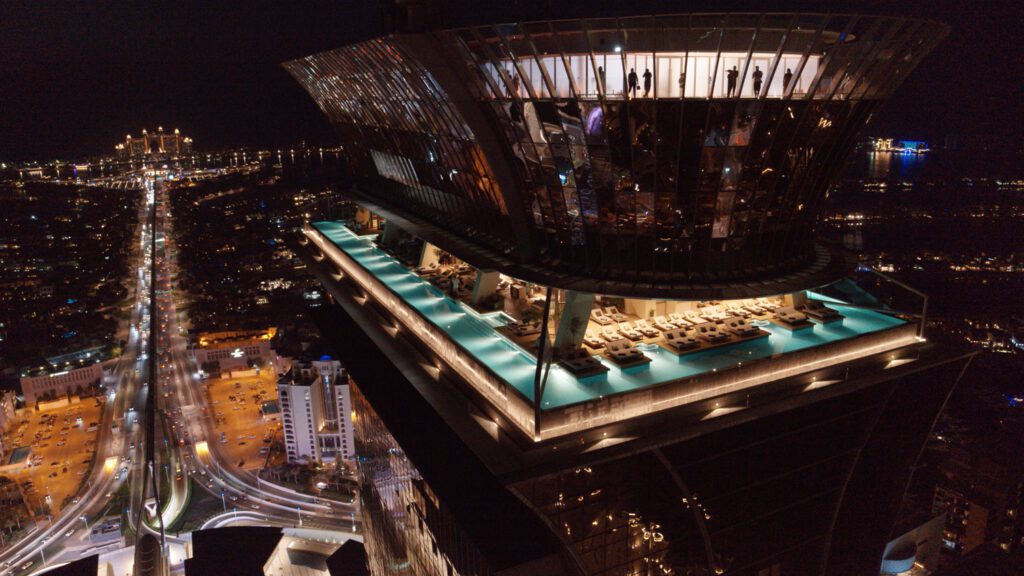 Kokaistudios创建环形无限池50层高俯冲迪拜Jumerah群岛