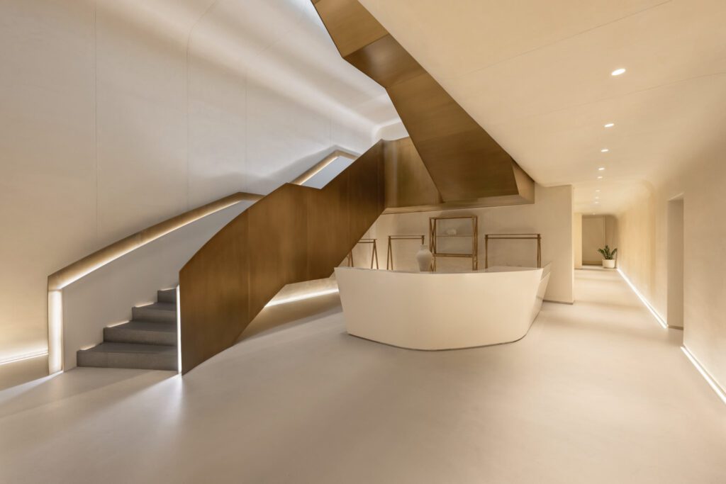 洞状阶梯刻入岛中心岩芯后,可搭建私人设施供游泳池下宾客使用