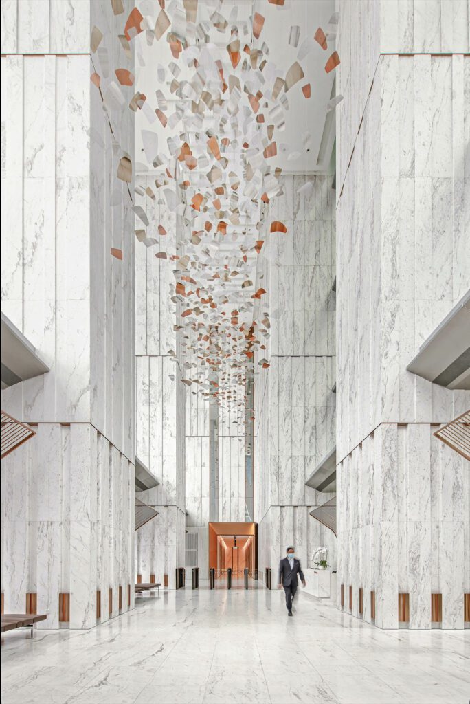 玻璃安装挂在白大理石大厅上