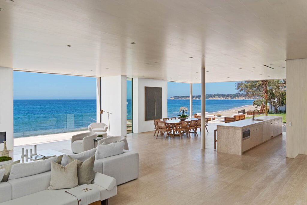 级中主生活层综合厨房、餐厅和休息室座位