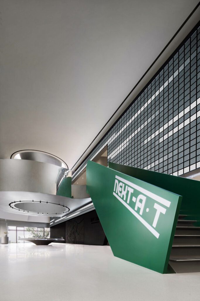 通向二楼的阶梯与下方指未来和字母AT支持艺术技术