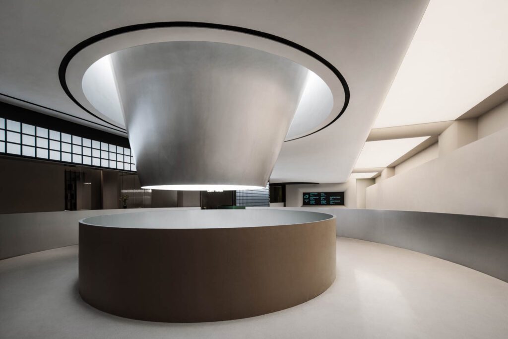 自然光照二楼天窗常显示艺术展览