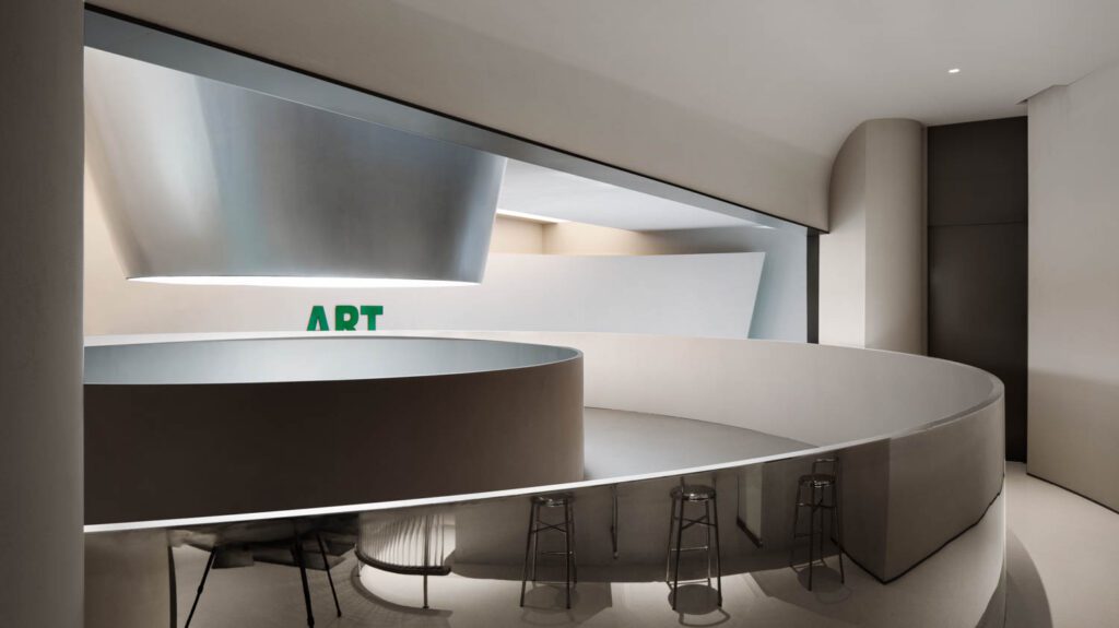 银镜不锈钢展出悬浮画廊,希望展出本地学院学生作品