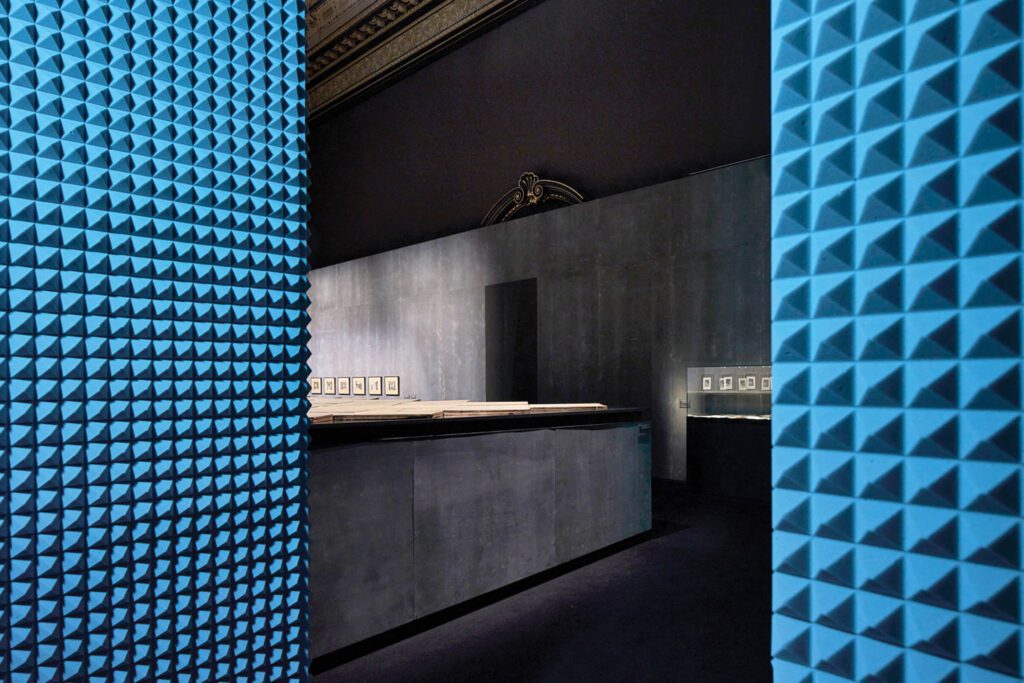 Tom Postma设计与平台78合作设计管道门户并配有吸音金字塔