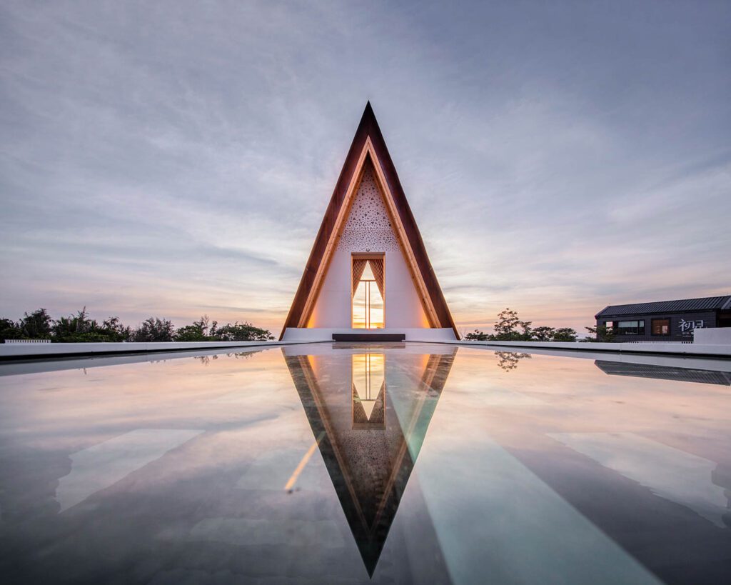 中心空白小教堂框架日落