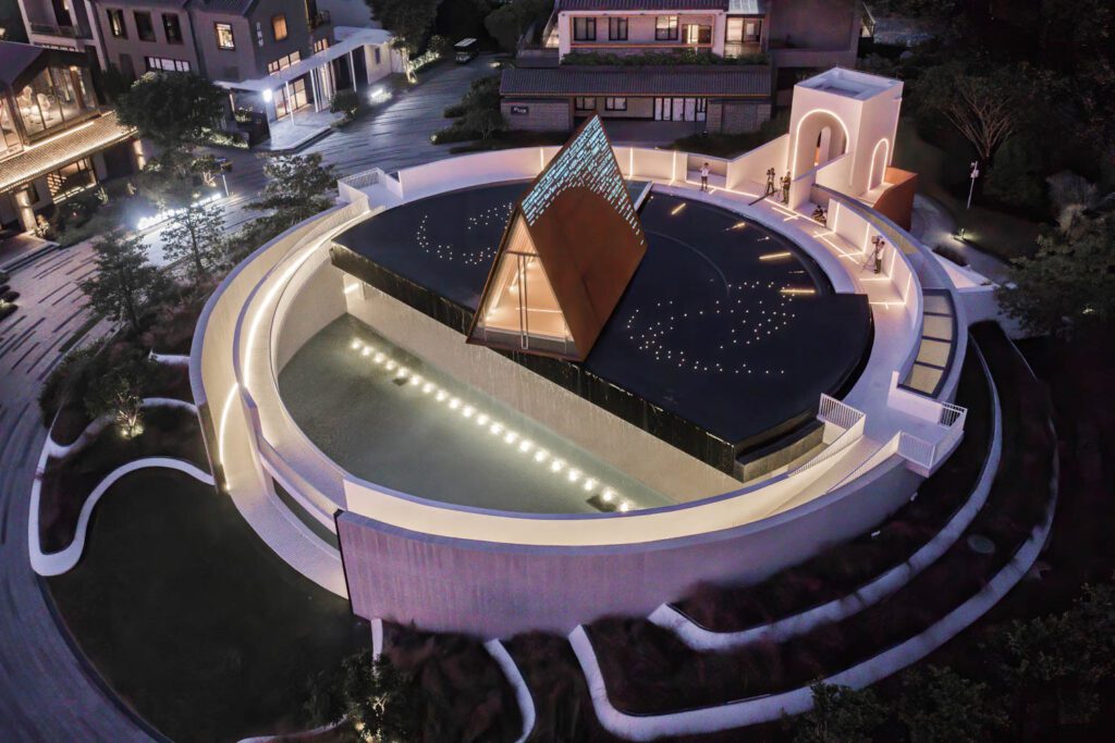 水泥圆墙环绕小教堂