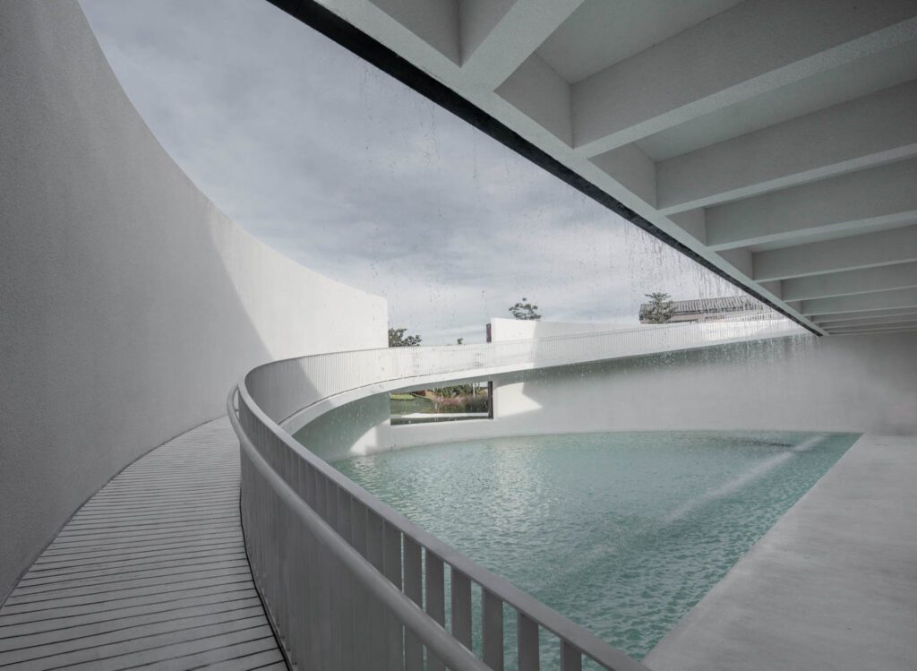 混凝土路径环绕小教堂特征视图