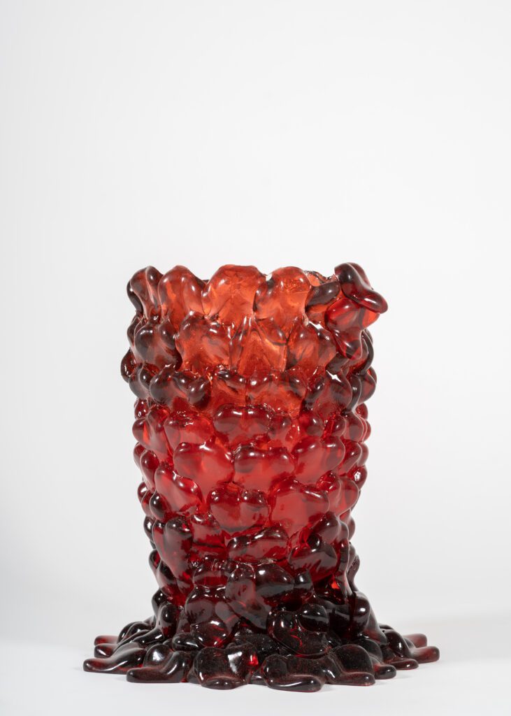 yabovip下载堆积式心形聚合以创建像花瓶状心山由义大利族架构师GaetanoPesce(和Famer内部设计馆)命名工作显示现代手法平衡结构游戏照片由Matehaiku提供