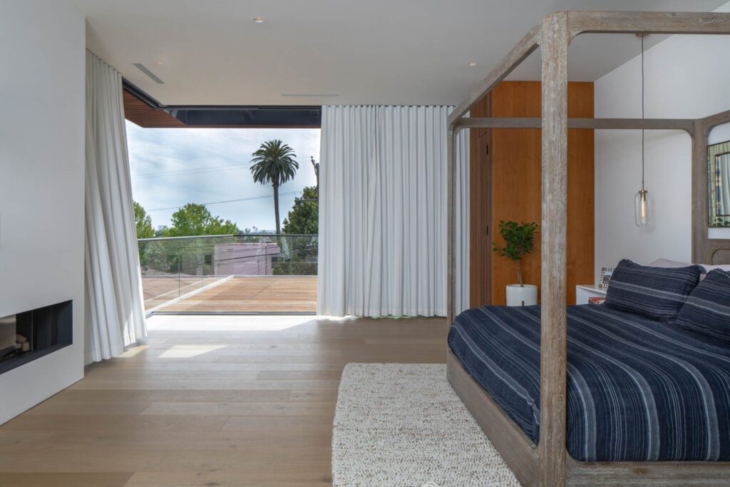 主卧室有自己的阳台