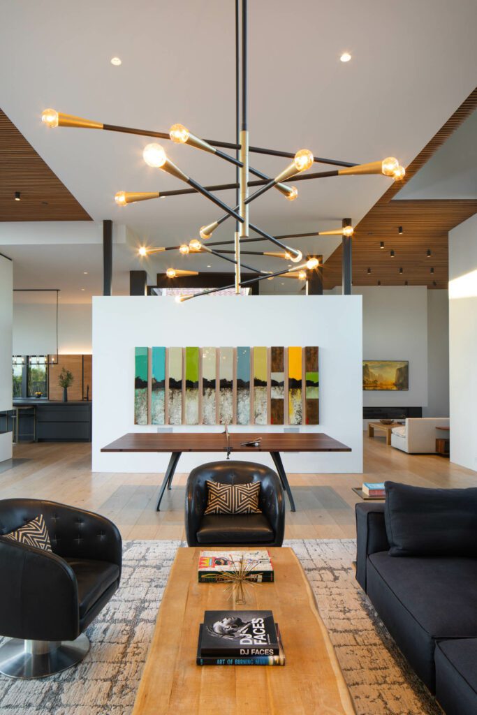 独立玻璃板立方体装有打火机室并拆分生活区、厨房区和密室区