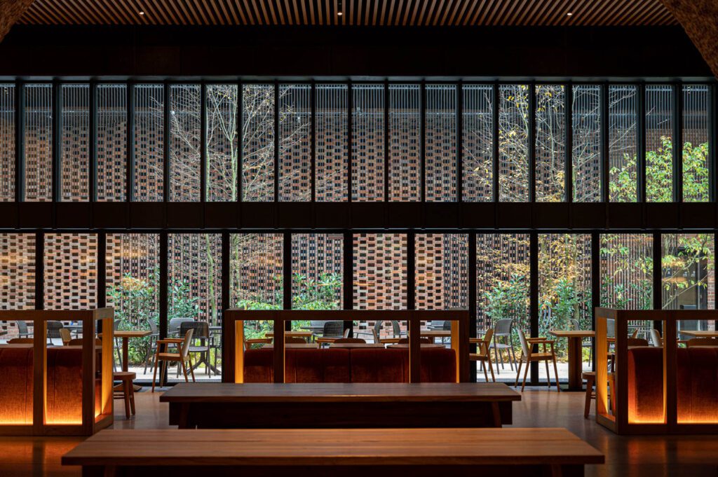 天花板-垂直铝板和木工板组合-选择新商店前端系统窗体几何照片由Piotr Maciaszek提供