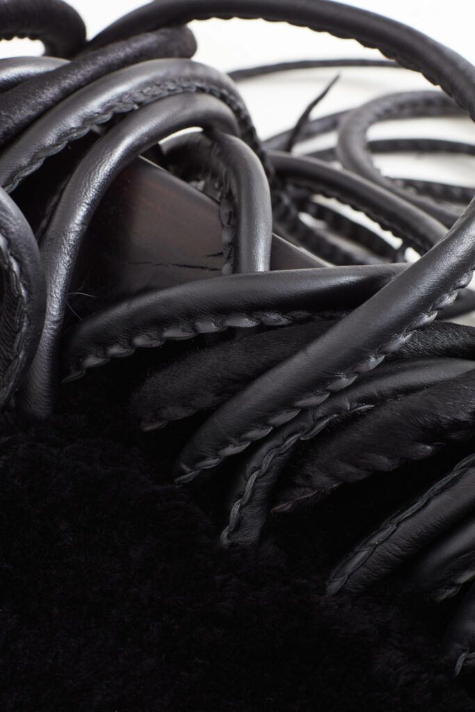 唐格斯皮革从宁静框架爆炸,隐藏并交叉用户身体