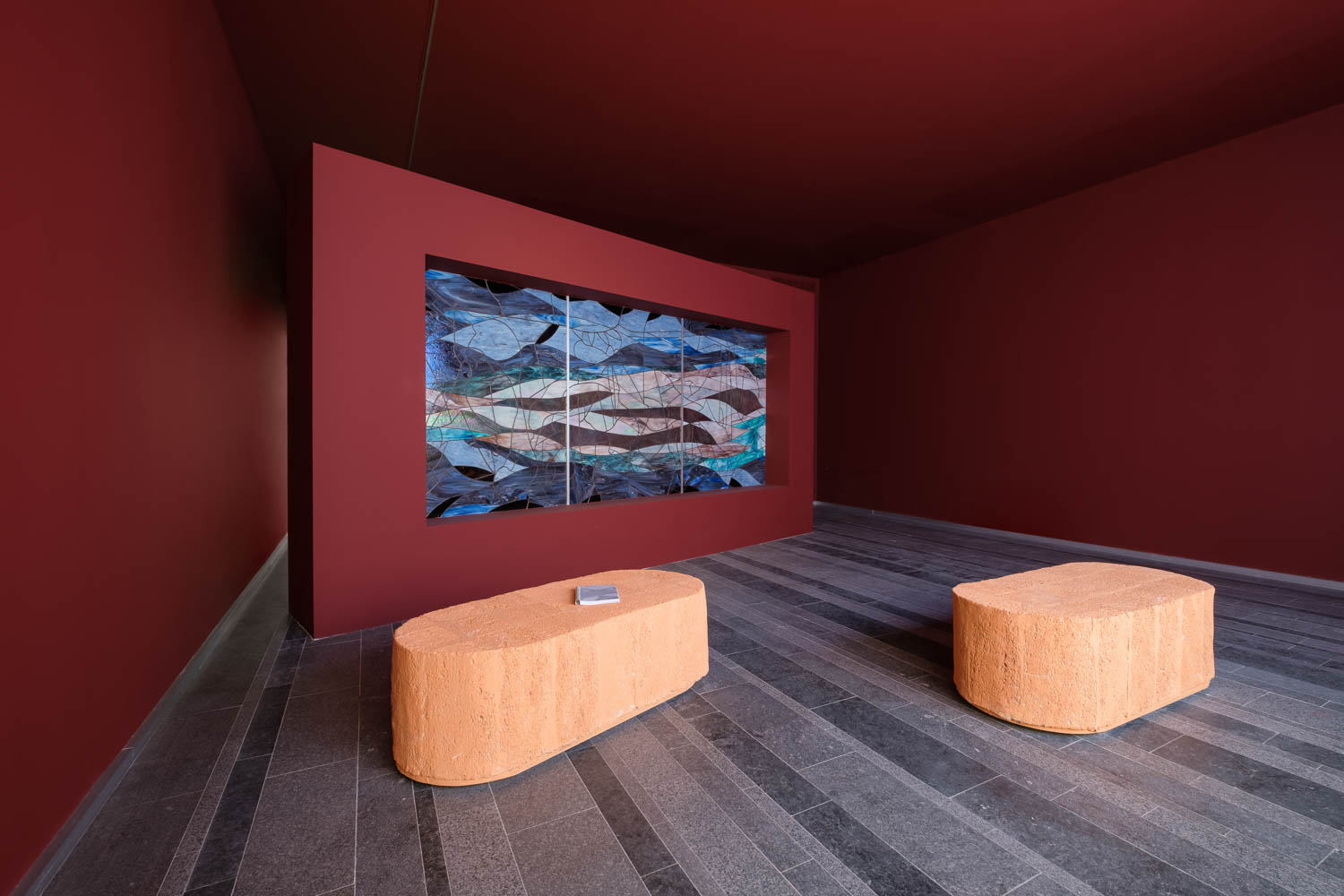 林顿强生 2021年染色玻璃59x137.75英寸(150x350cm)。基辅Pinchuk艺术中心未来一代艺术奖