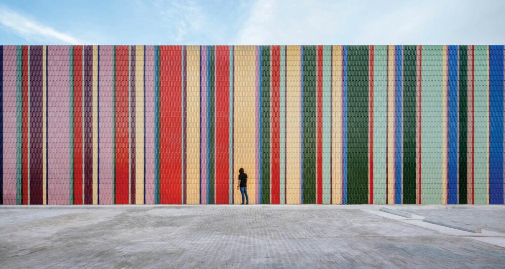 约3万块石器嵌入ArcaWynwood设计中心外部, 建材展示室和美术空间块离迈阿密设计区, 调色板基于墨西哥比索方值, 母公司Grupo Arca照片来源:Cesar Bejar