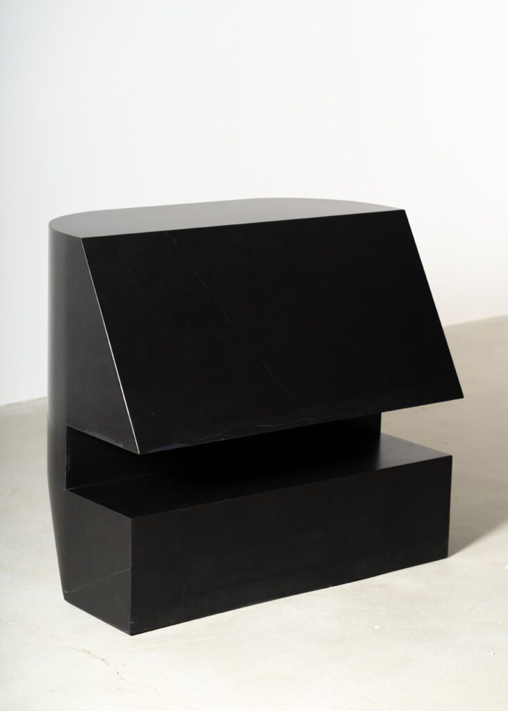 瑞克欧文斯家具单流黑大理石优雅带边缘照片由Matehaiku提供