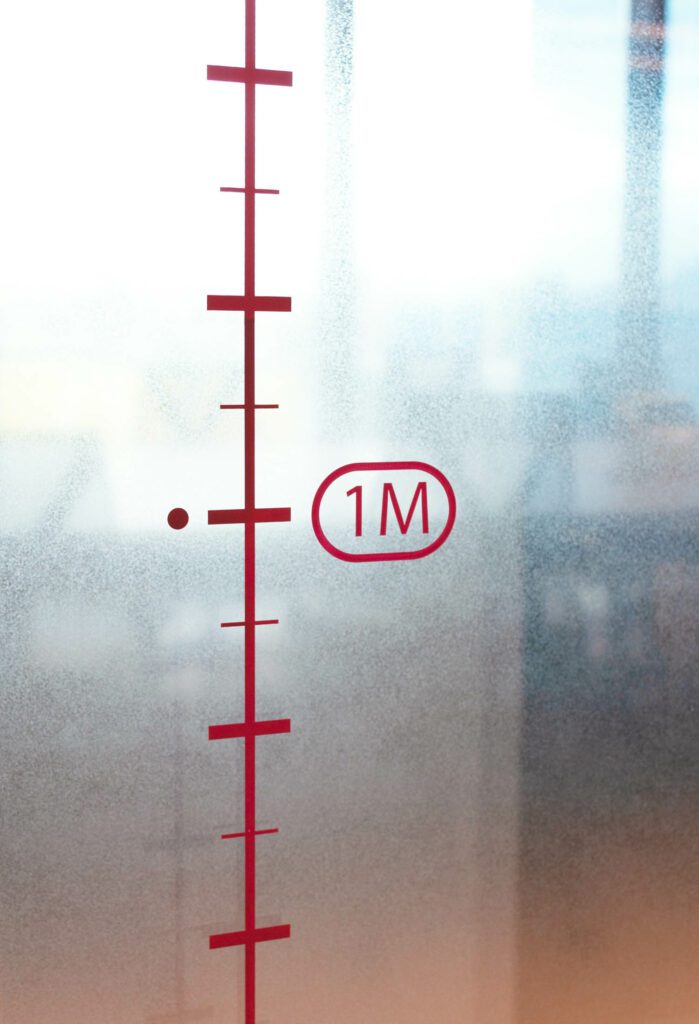 指向船上普林索尔线,显示红线带米标记