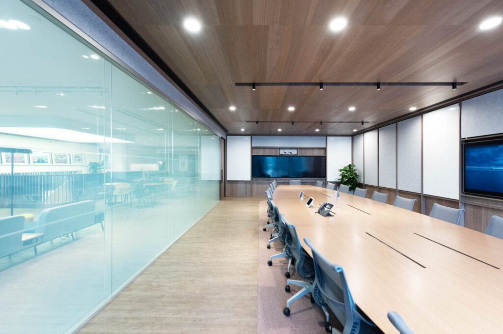 带木板天花板和海绿色屏幕的板房