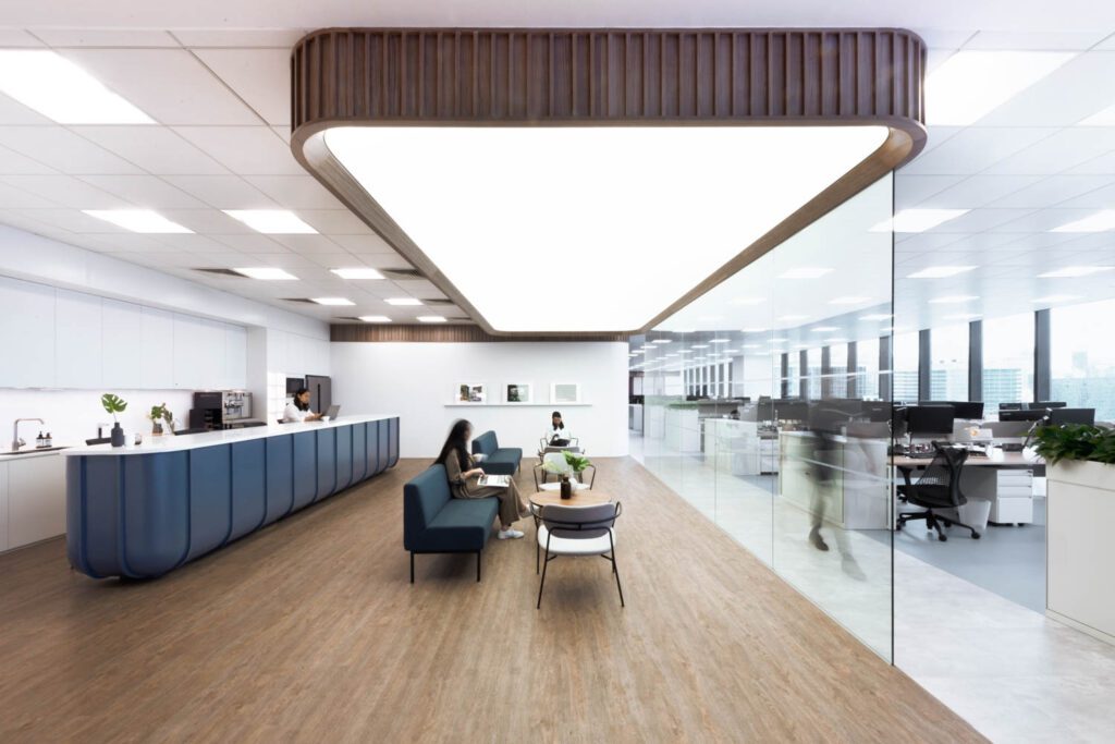 人工天窗通通使用,在空间产生开放感