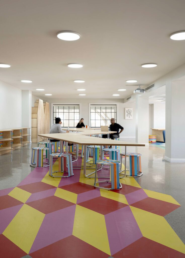 会议自定义表长35尺,由波罗的海二叉和回收铝支持制成