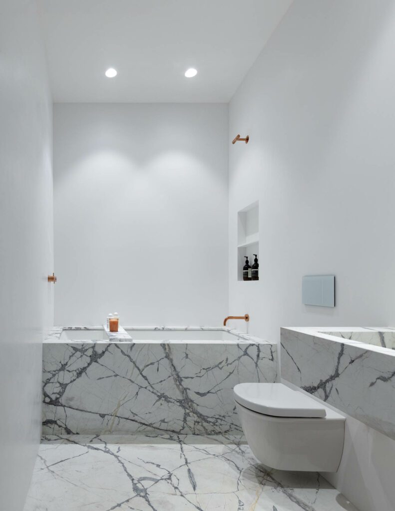 大理石卫生间白墙明亮