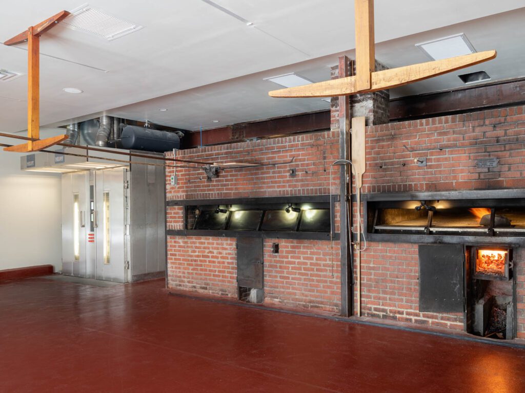 新的太阳能炉和原生木燃炉坐在同一平面上以强调面包厂进化