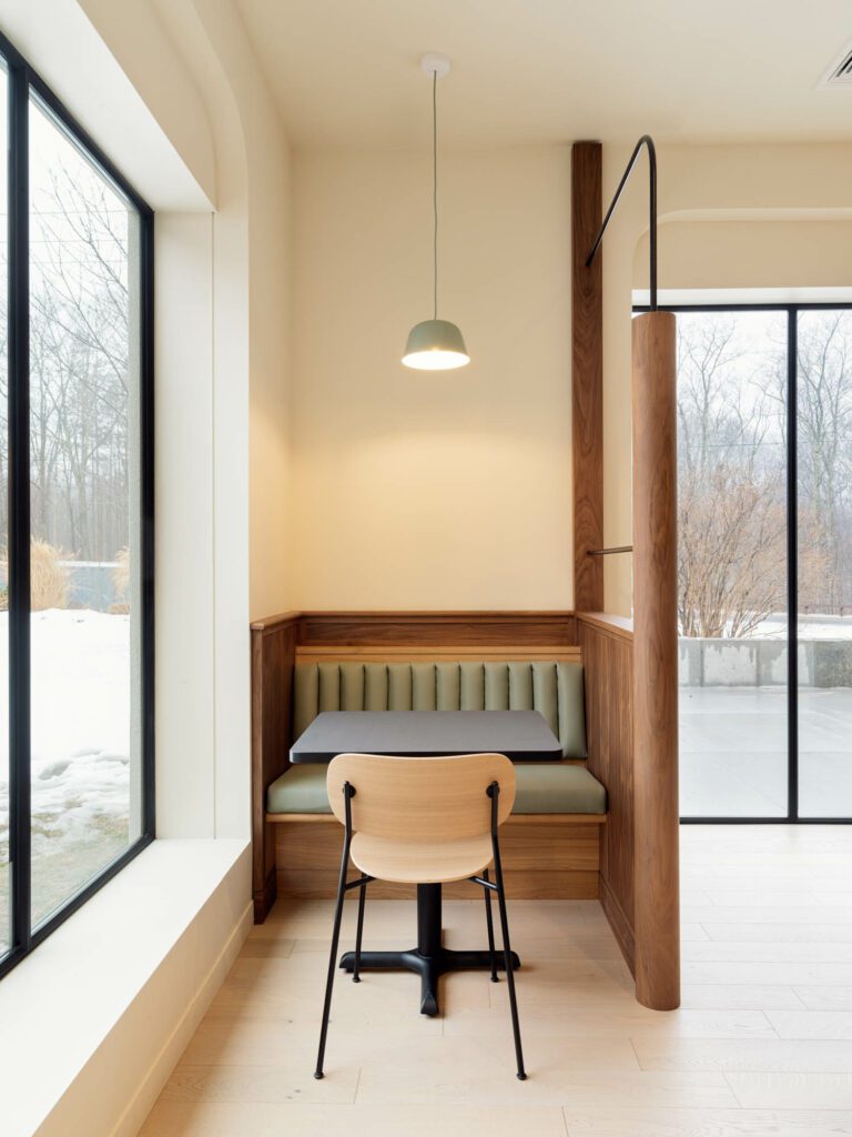 木头插件挂在CFStinson聚氨酯和自定义咖啡桌覆盖的隔间上