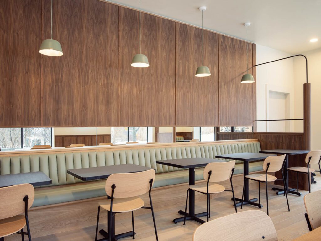 沃尔努特环绕墙间凳子轮椅