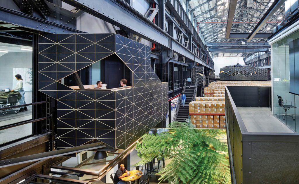 半闭合小型会议或午餐弹性空间