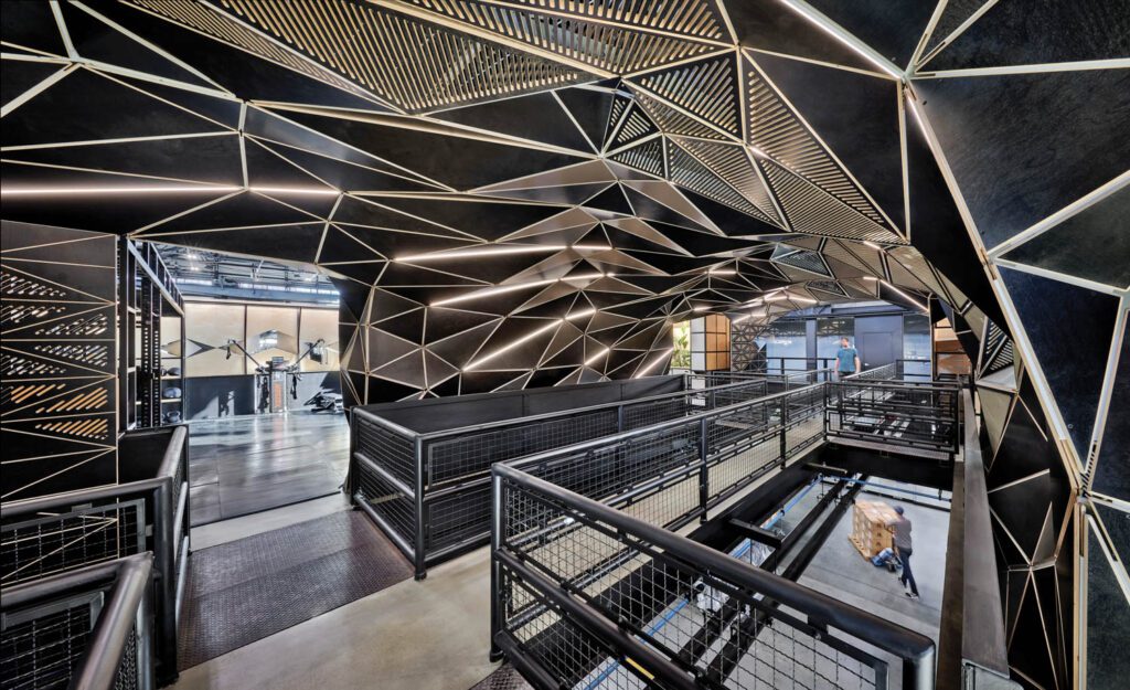 预完成胶合板嵌入LED条形通道连接雇员运动中心两侧