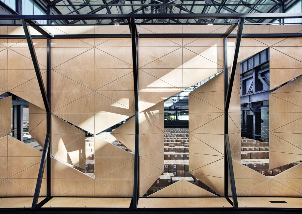 员工可调整同一木板的百叶窗,