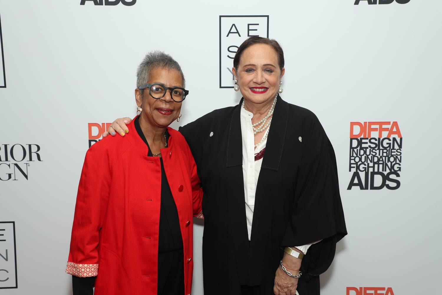 马维斯·威金斯（Mavis Wiggins）和丽贝卡·摩西（Rebecca Moses）。