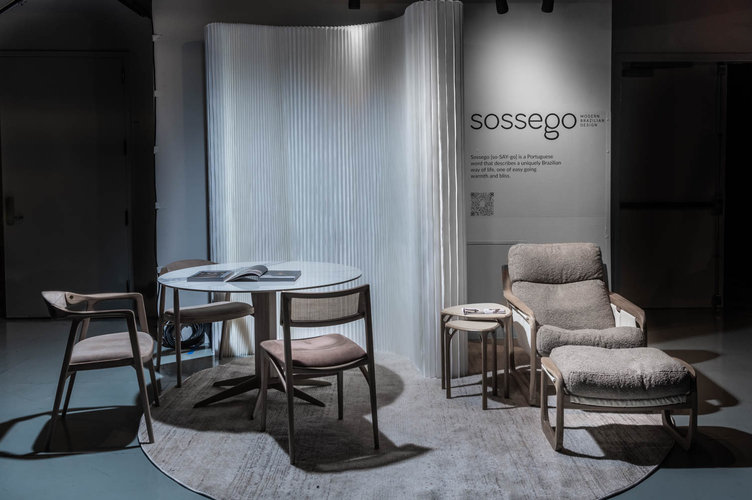 Sessgo Design的柔和的空间，带有柔软的热情椅子。