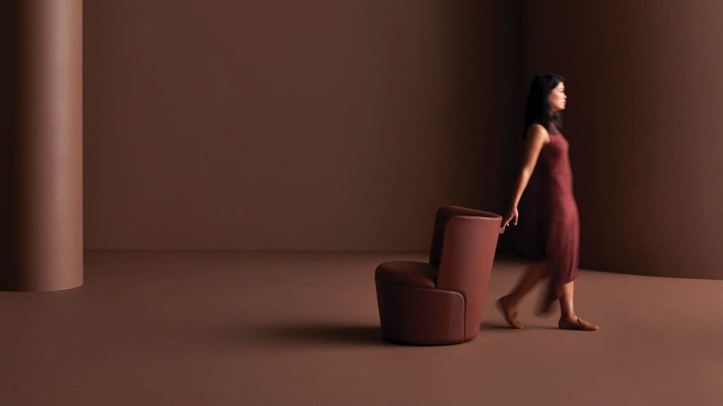 一个女人从Davis家具后拉Tote轮椅