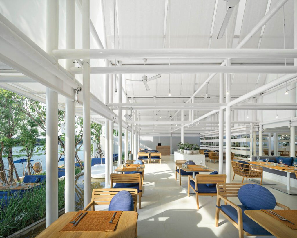 Teak主餐厅半透明聚酯树冠下方的家具定制