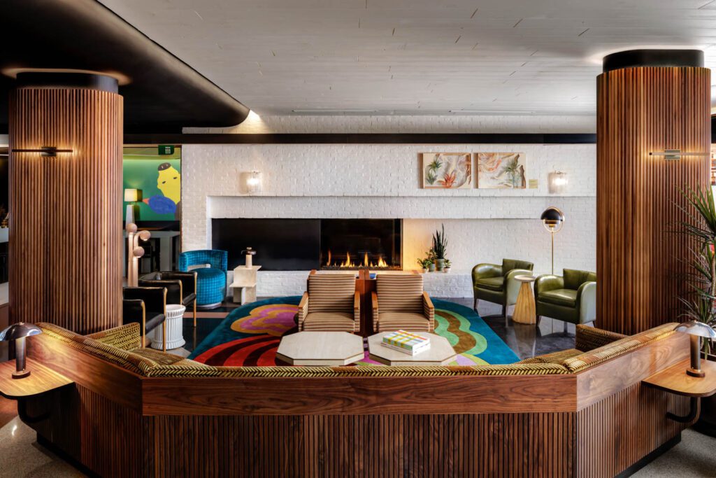 大厅木板板和画砖壁炉配有老式家具和照明